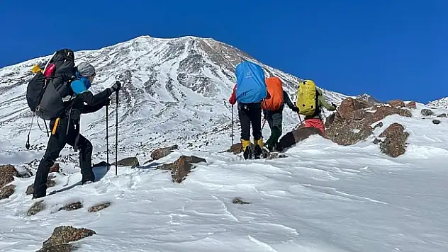 Dağcılar Küçük Ağrı Dağı'nın zirvesine ulaştı