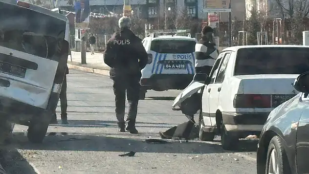 Ağrı'da hatalı sollama beraberinde kazayı getirdi