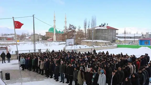Ağrı'da deprem şehitleri için saygı duruşu