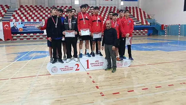Ağrı'da gençler badmintonta yarıştı