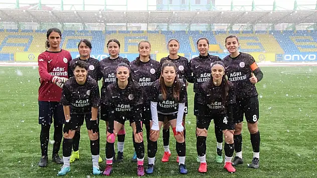 Ağrı'da erken yaşta evliliklere karşı futbol oynayan kızlar şampiyonluğa koşuyor