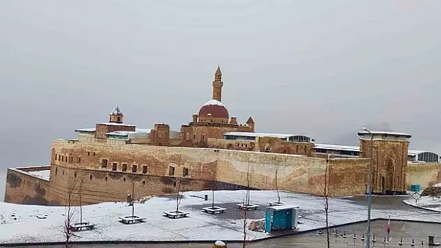 Tarihi saray sis ve kara gömüldü