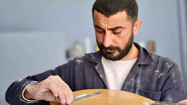Merak saldığı bağlamanın her bir telini titizlikle işliyor