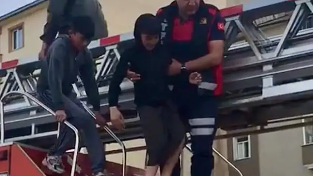 Taşlıçay Deresi'nde mahsur kalan 2 çocuk kurtarıldı