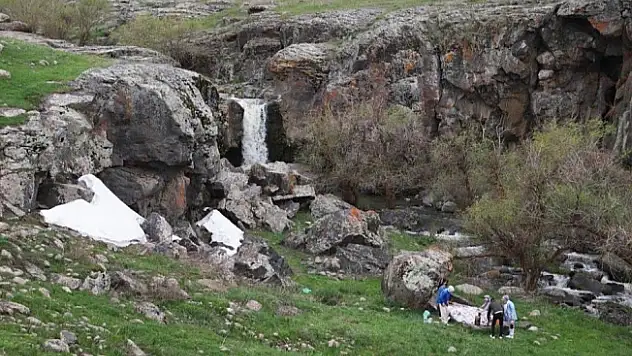 Ağrı'da baharla birlikte canlanan doğa göz kamaştırdı