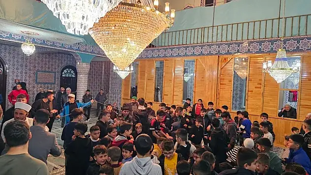 Ağrı'da son teravih çocukların neşesiyle kılındı