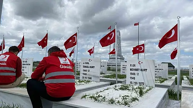 Kızılay'dan şehitlik ziyareti