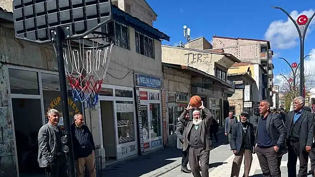71 yaşındaki Zeki Boztepe gençlere taş çıkardı