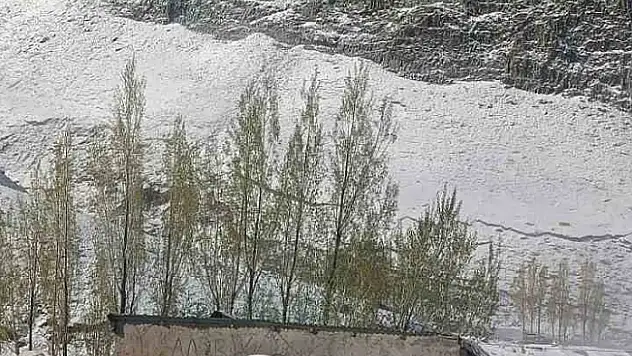 Ağrı'nın yüksek kesimleri Mayıs ayında karla kaplandı