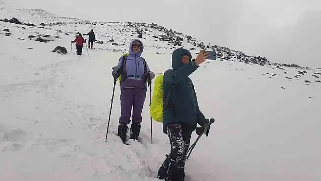 Ağrı Dağı kadın dağcılara geçit vermedi