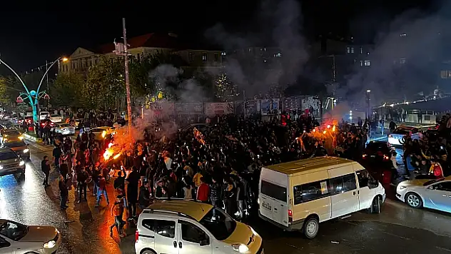 Ağrı sarı-kırmızı! Taraftarlar doyasıya şampiyonluğu kutladı