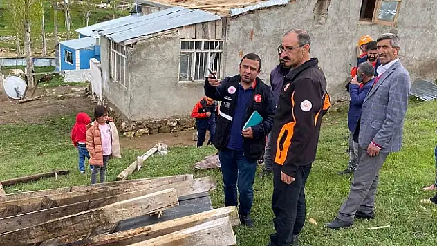Ağrı'da fırtına çatıları uçurdu
