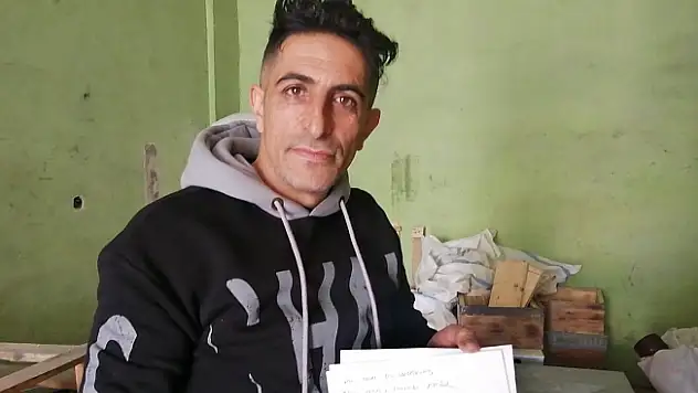 Ağrı'da ilkokul 3. sınıftan sonra okulu bırakmasına rağmen İngilizceyi ana dili gibi konuşuyor