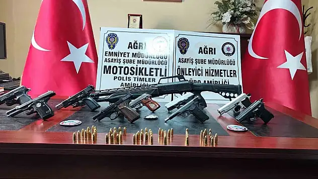 Ağrı'da 'şok' uygulamada ruhsatsız silahlar ele geçirildi