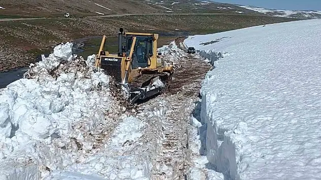 'Kar Kaplanları' bahar ayında kar temizliğinde