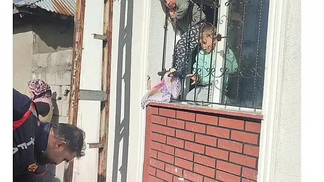Pencereye sıkışan çocuk itfaiye ekiplerince kurtarıldı