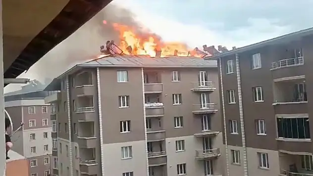 Ağrı'da binanın çatısı alevlere teslim oldu
