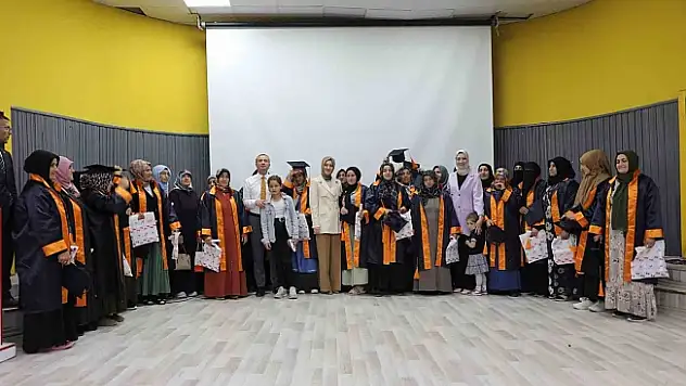 Ağrı'da anneler okuma yazmayı öğrendi, mezuniyet töreniyle kutlandı