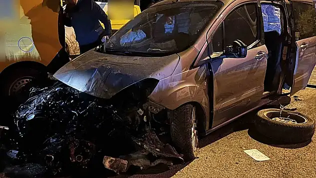 Ağrı'da kaldırıma çarpan araç hurdaya döndü