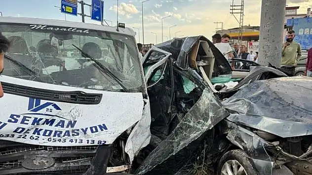 Ağrı'da iki otomobil çarpıştı: 5 yaralı
