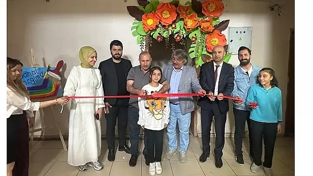 Ağrı'da öğrencilerin yıl sonu sanat eserleri sergilendi