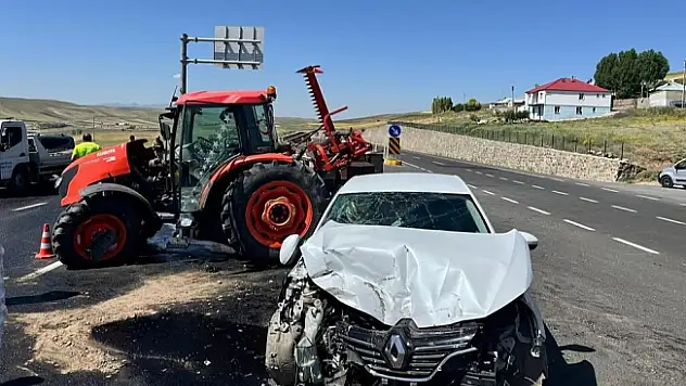 Ağrı'da yola atlayan traktör kazaya neden oldu