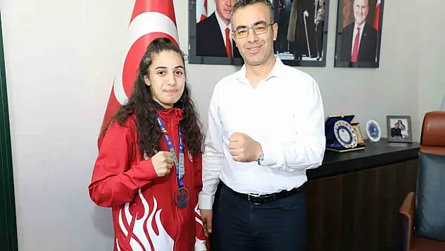 Milli sporcu Sibel Oruç, Ağrı'da davul zurnayla karşılandı