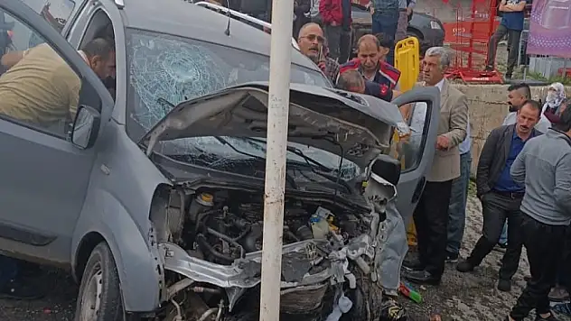 Ağrı'da direksiyon hakimiyeti kaybedilmesi sonucu 4 kişi yaralandı