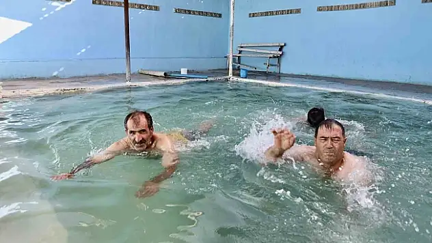 Ağrı'da kavurucu sıcaklarda 50 dereceyi bulan suya girerek şifa arıyorlar