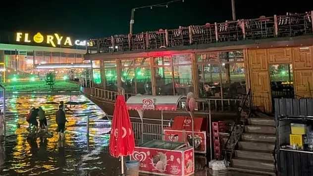 Ağrı'da sağanak yağış tekneden dönüştürülen kafeyi sürükledi