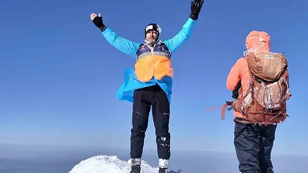 Ağrı Dağı'nda dağcılar kar ve fırtınaya rağmen zirveye ulaştı