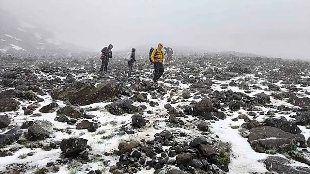 Ağrı Dağı'nda, dağcılara kar ve tipi engeli