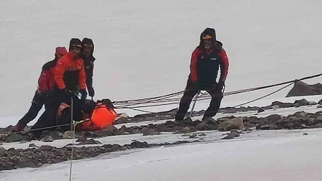 Ağrı dağında hayatını kaybeden 2 dağcının cesedi kamp alanına taşınıyor