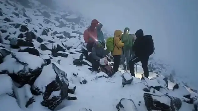 Ağrı Dağı'nda kaybolan 2 dağcıyı arama kurtarma çalışmaları devam ediyor