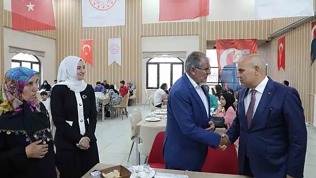 Ağrı Valisi Koç ve eşi, 15 Temmuz'da şehit aileleri ve gazilerle yemekte bir araya geldi