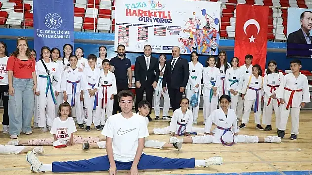Ağrı'da GSB Spor Okulları halaylar eşliğinde açıldı