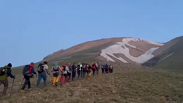 Ağrı'da Süphan Dağı zirve tırmanışı ile 15 Temmuz kutlandı