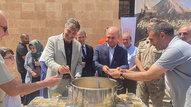 Tarihi Saray'da bin kişilik aşure ikramı