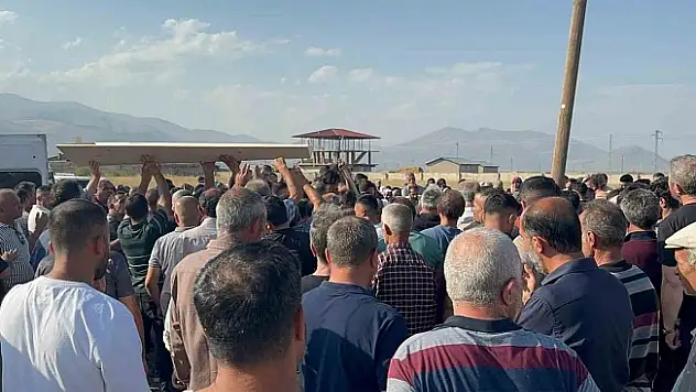 Otobüs kazasında hayatını kaybeden 5 kişi Ağrı'da toprağa verildi