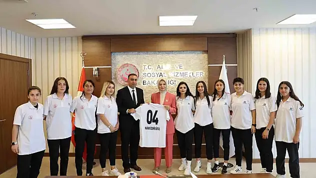 Ağrı Kadın Futbol Takımı, Bakan Göktaş ile bir araya geldi