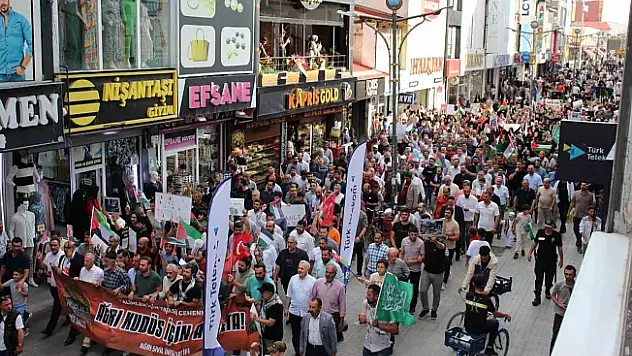 Ağrı'da yüzlerce kişi İsmail Heniyye için yürüdü