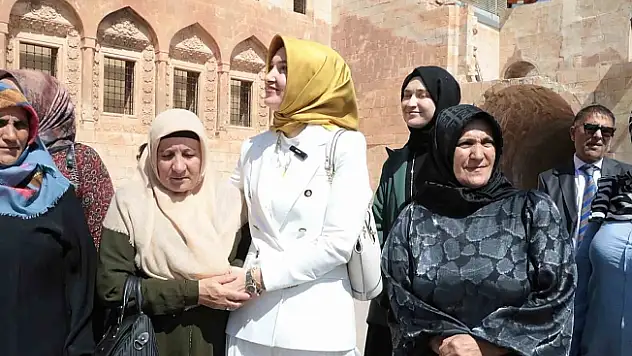 Okuma yazma öğrenen anneler, Ağrı'da tarihi mekanları gezdi