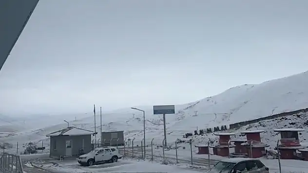 Ağrı'da sağanak yağış yerini kara bıraktı
