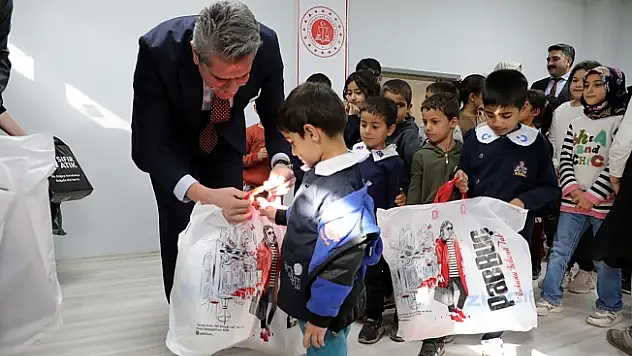 Ağrı'da hayırsever Yüksel Kahraman'ın desteğiyle 60 öğrenci kışa sıcak giysiyle girdi