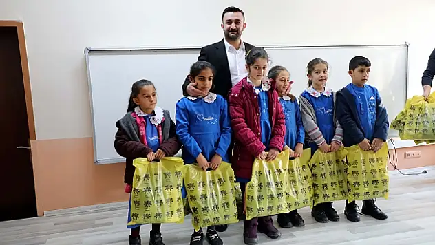 Ağrı Ticaret Borsası'ndan Karasu İlkokulu-Ortaokulu Öğrencilerine Kışlık Giyim Yardımı