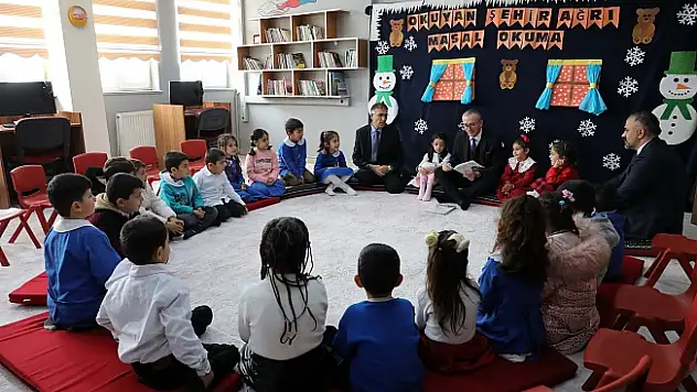 İl Milli Eğitim Müdürü Hasan Kökrek, Karasu İlkokulu-Ortaokulunda Masal Okudu