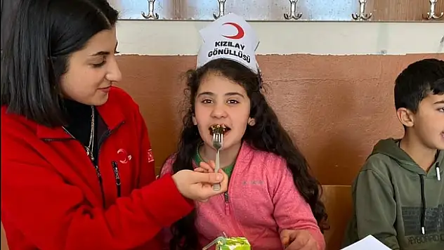 Kızılay Ağrı Şubesi, Ozanlar İlkokulu'ndaki Yerli Malı Haftası Etkinliğine Katıldı