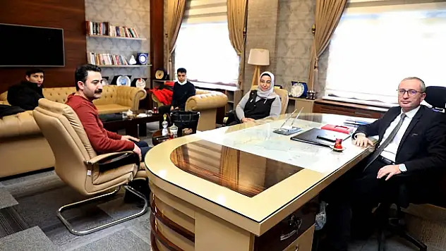 Ağrı 15 Temmuz Şehitleri Anadolu Lisesi öğrencileri Milli Eğitim Müdürü Kökrek'i ziyaret etti