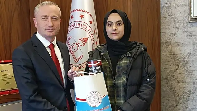 Ağrı'da 'Okulum Beni Bekler' Projesi kapsamında başarı gösteren öğrenci Erçek'i ödüllendirildi
