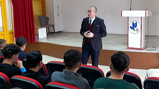 Ağrı Milli Eğitim Müdürü Kökrek'ten Üniversite Sınavına Hazırlık Kampı'ndaki öğrencilere destek